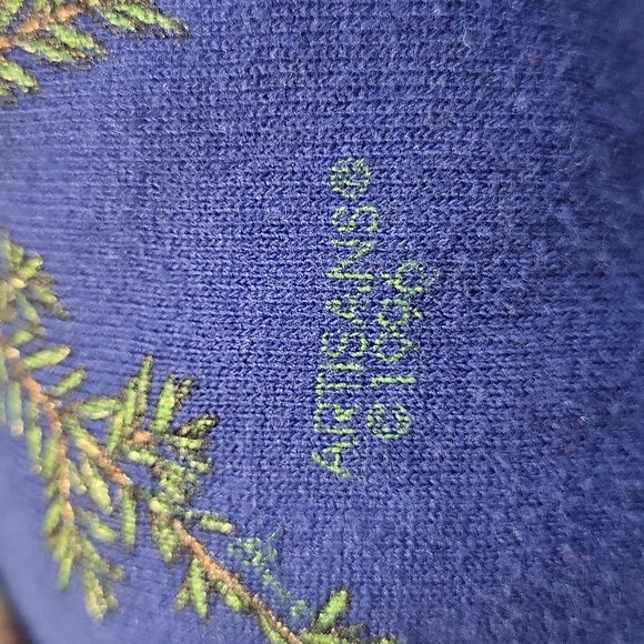 Vintage Women's Christmas Sweater with Cardinal. - Picture 6 of 6